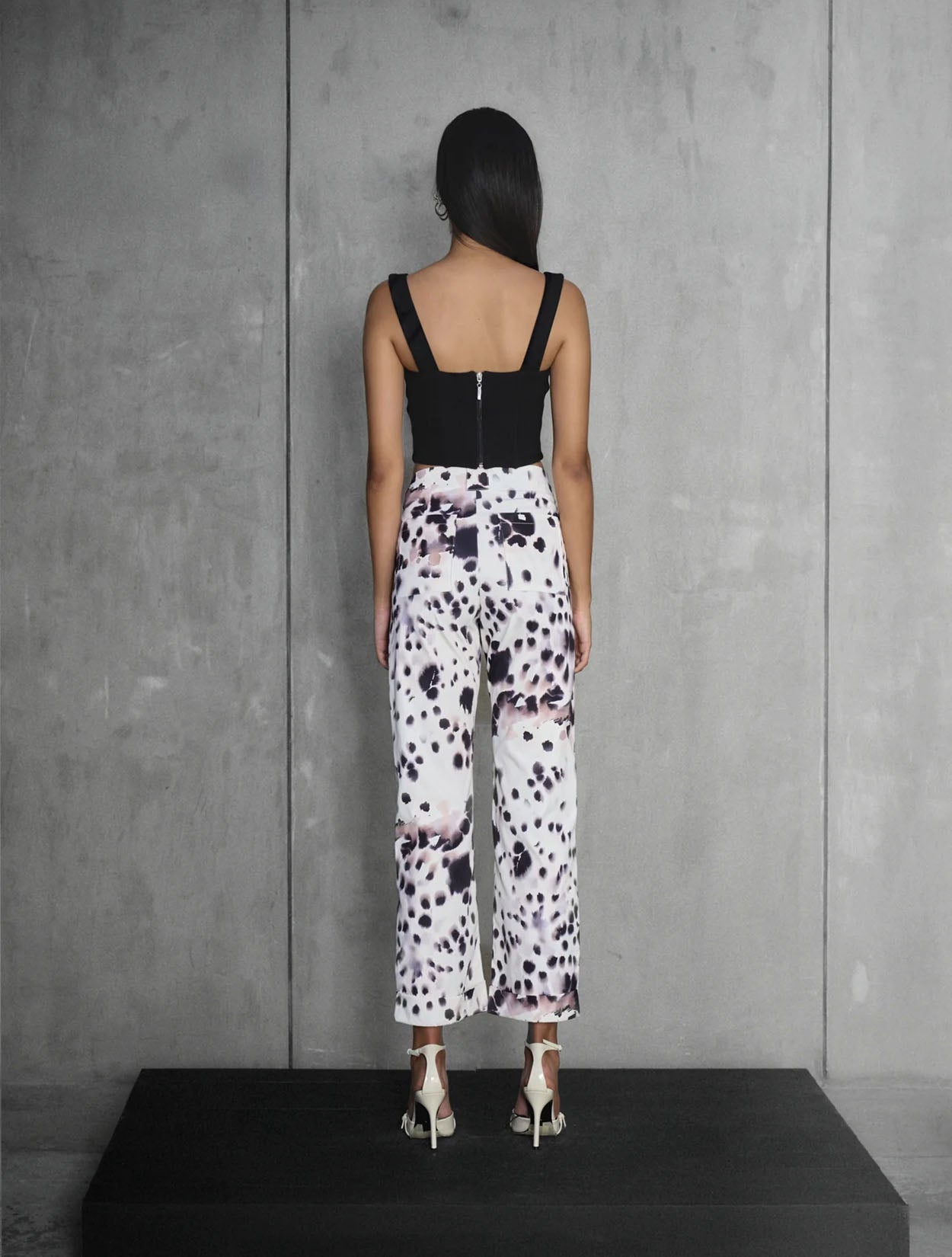 Top Urban Luxe de Nord & Sud estilo corset con escote cuadrado en color negro – Moda colombiana estructurada | Casa Precis, Concept Store. Segundo plano.