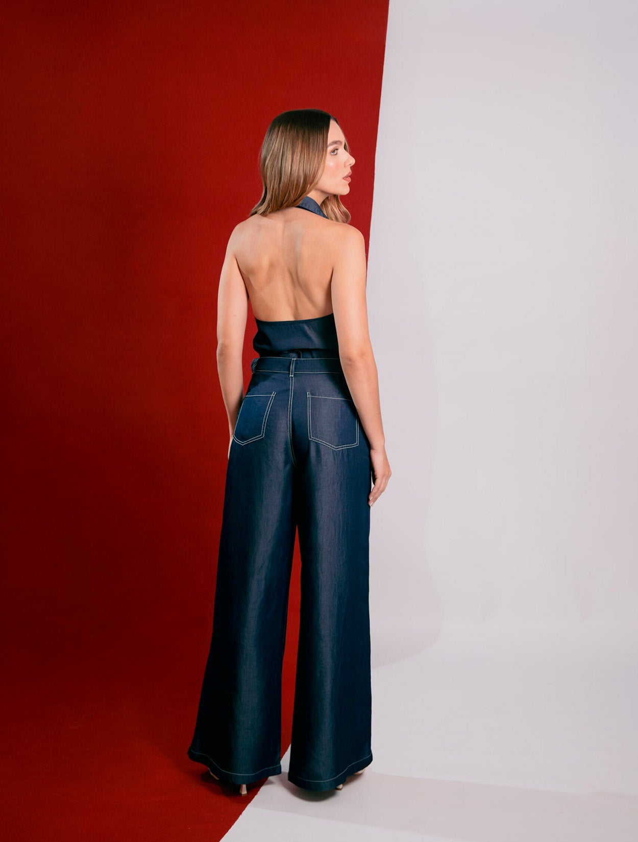 Pantalón Kiro de Fredda con silueta de pierna ancha y tiro alto en lino para mujer – Moda colombiana de lujo | Casa Precis, Concept Store. Tercer plano.