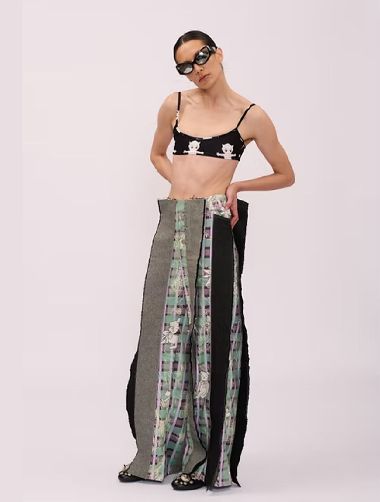 PANTALÓN VAQUERO DE LÍNEAS MORADAS