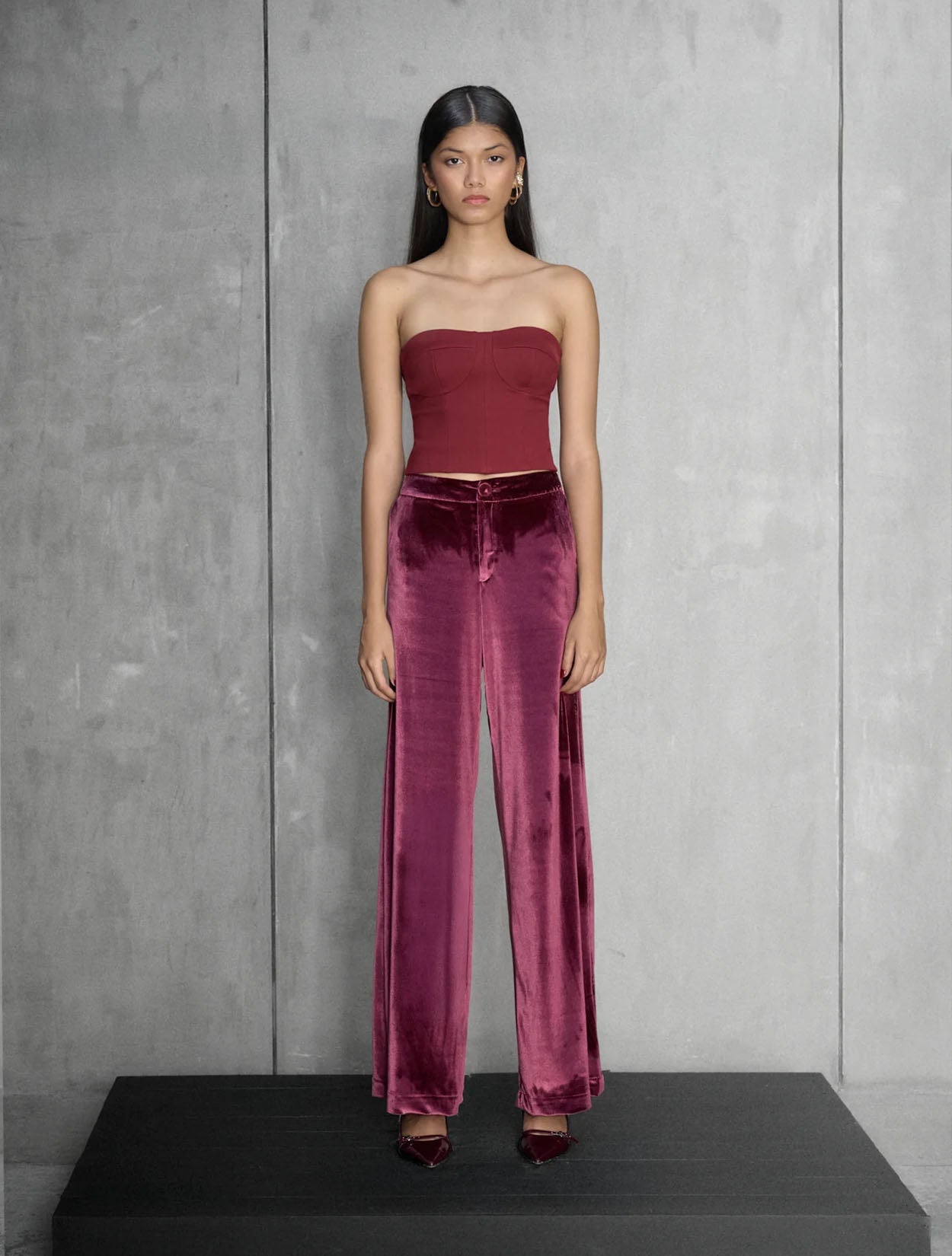 Pantalón Velvet Pulse de Nord & Sud en terciopelo negro con bota amplia y talle alto para mujer – Moda colombiana de gala | Casa Precis, Concept Store. Primer plano.