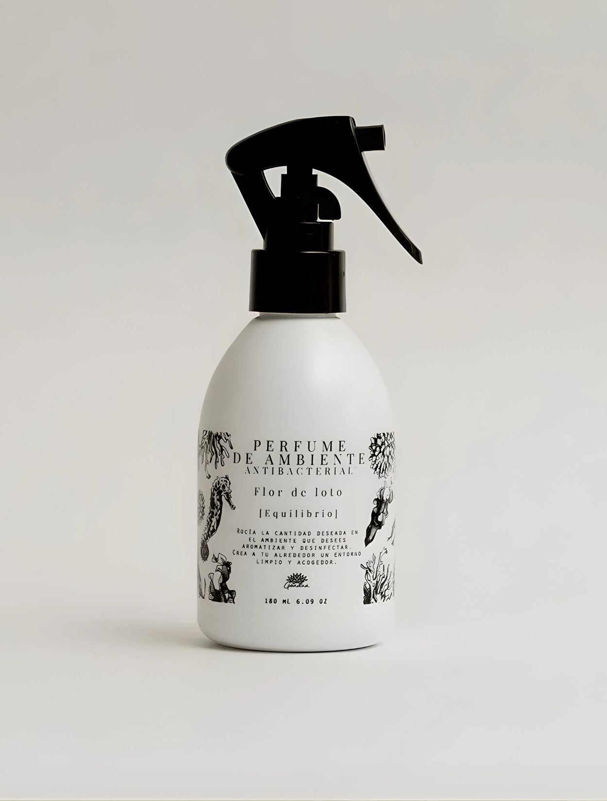 Perfume de ambiente antibacterial con aroma a Flor de Loto de la marca colombiana Gandha. Ideal para aromatizar y desinfectar textiles y espacios sociales con la sofisticación del diseño local.