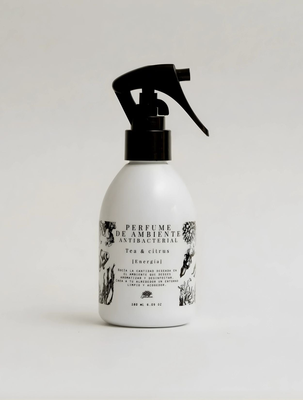 Perfume de ambiente antibacterial con aroma a Té & Citrus de la marca colombiana Gandha. Ideal para aromatizar y desinfectar textiles y espacios sociales con la sofisticación del diseño local.