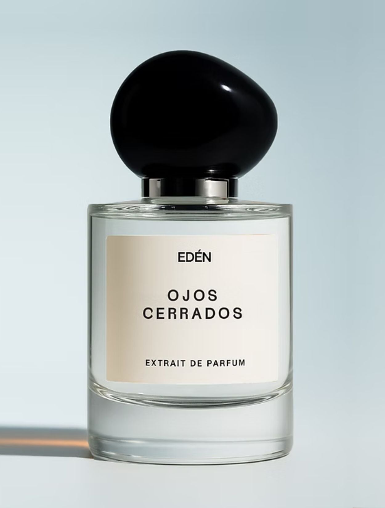 Ojos Cerrados de la marca EDEN – Perfume de autor con notas de almizcle y maderas blancas de diseño colombiano | Casa Precis, Concept Store