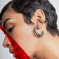 Earcuff plateado minimalista Pitika con baño de plata para mujer – Sofía Llanos | Casa Precis, Concept Store. Segundo plano.,