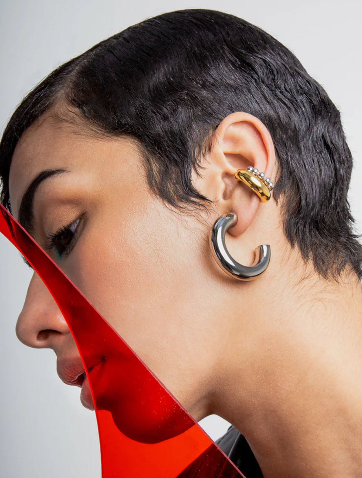 Earcuff plateado minimalista Pitika con baño de plata para mujer – Sofía Llanos | Casa Precis, Concept Store. Segundo plano.,