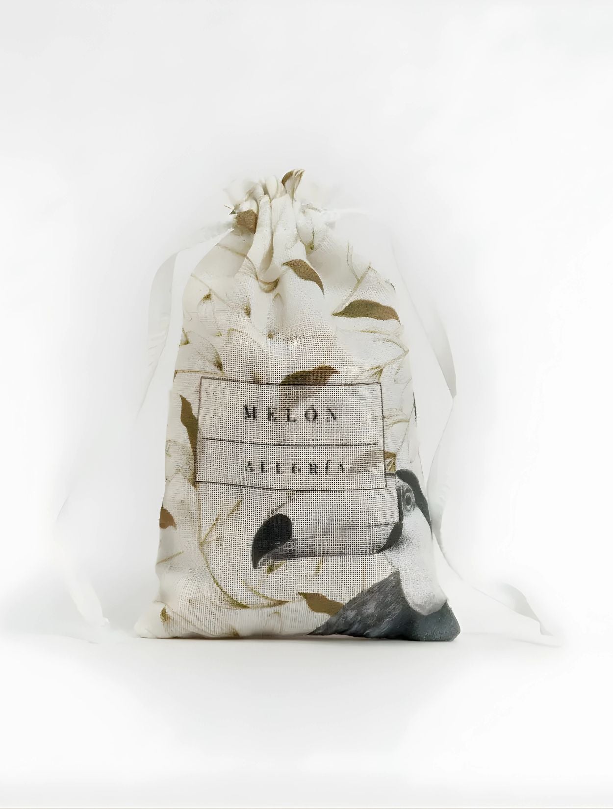 Sachet de tela artesanal aroma Melón de la marca colombiana Gandha. Accesorio original de lujo colombiano y esencia de marcas colombianas para clósets, disponible en nuestro concept store.