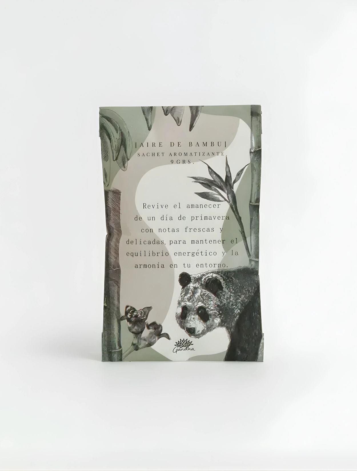 Sachet pequeño de papel artesanal aroma Aire de Bambú de la marca colombiana Gandha. Accesorio original de lujo colombiano y esencia de marcas colombianas para cajones, disponible en nuestro concept store.