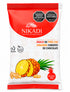 Empaque de snack NIKADI de piña con jengibre cubierto de chocolate, vegano y libre de gluten. Diseño de empaque blanco y coral con ilustración de piña y jengibre fresco – Confitería de autor colombiana | Casa Precis, Concept Store