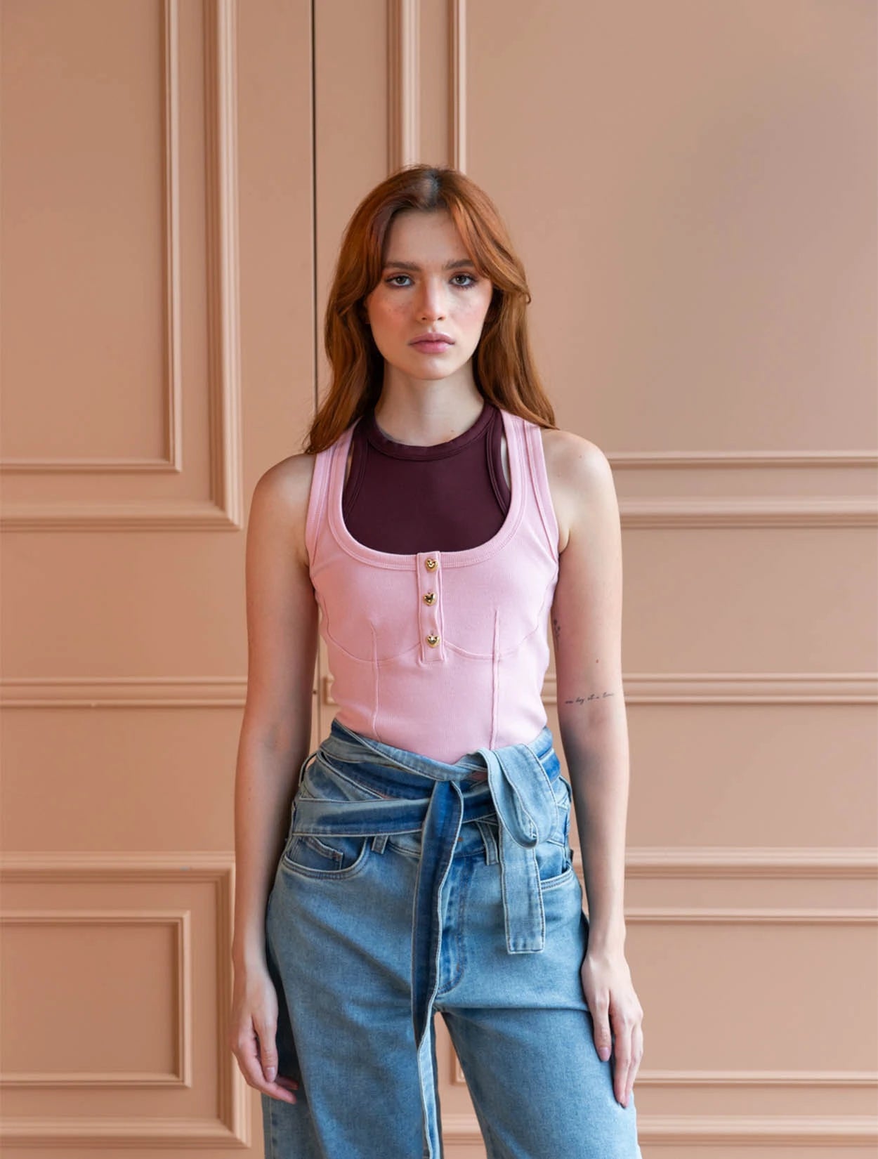 Top Doble Rose de Flow Inspires Us, marca colombiana slow fashion. Ropa de mujer artesanal hecha en Colombia. Top femenino de emprendimiento pequeño con diseño único.