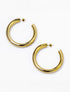 Aretes tipo candonga maxi Tera Hoops dorados con baño de oro y diseño de gota para mujer – Sofía Llanos | Casa Precis, Concept Store. Primer plano.