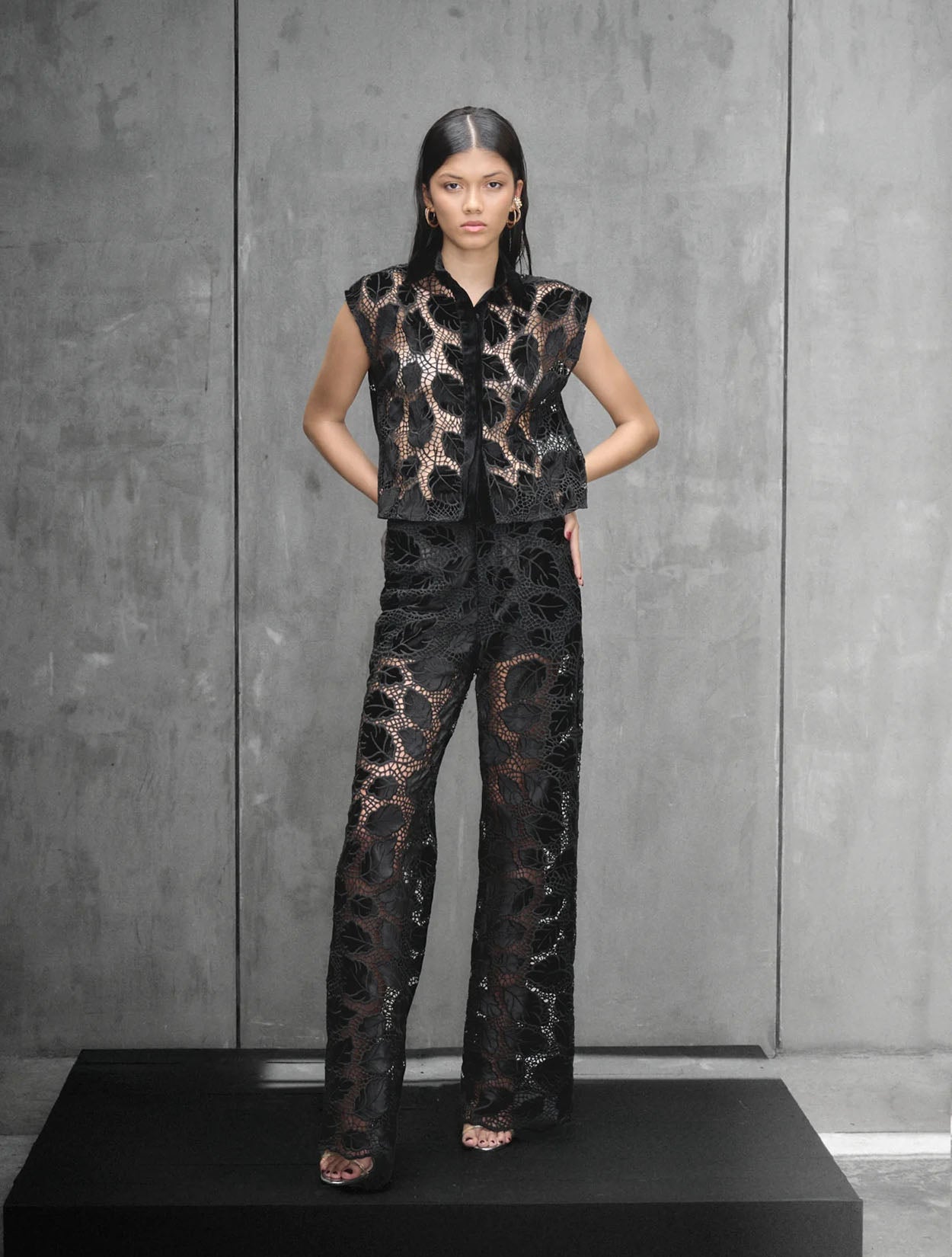 Pantalón Disco Glint de Nord & Sud en encaje floral negro con transparencias, talle alto y pierna ancha – Moda colombiana de lujo | Casa Precis, Concept Store. Primer plano.