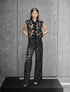 Pantalón Disco Glint de Nord & Sud en encaje floral negro con transparencias, talle alto y pierna ancha – Moda colombiana de lujo | Casa Precis, Concept Store. Primer plano.