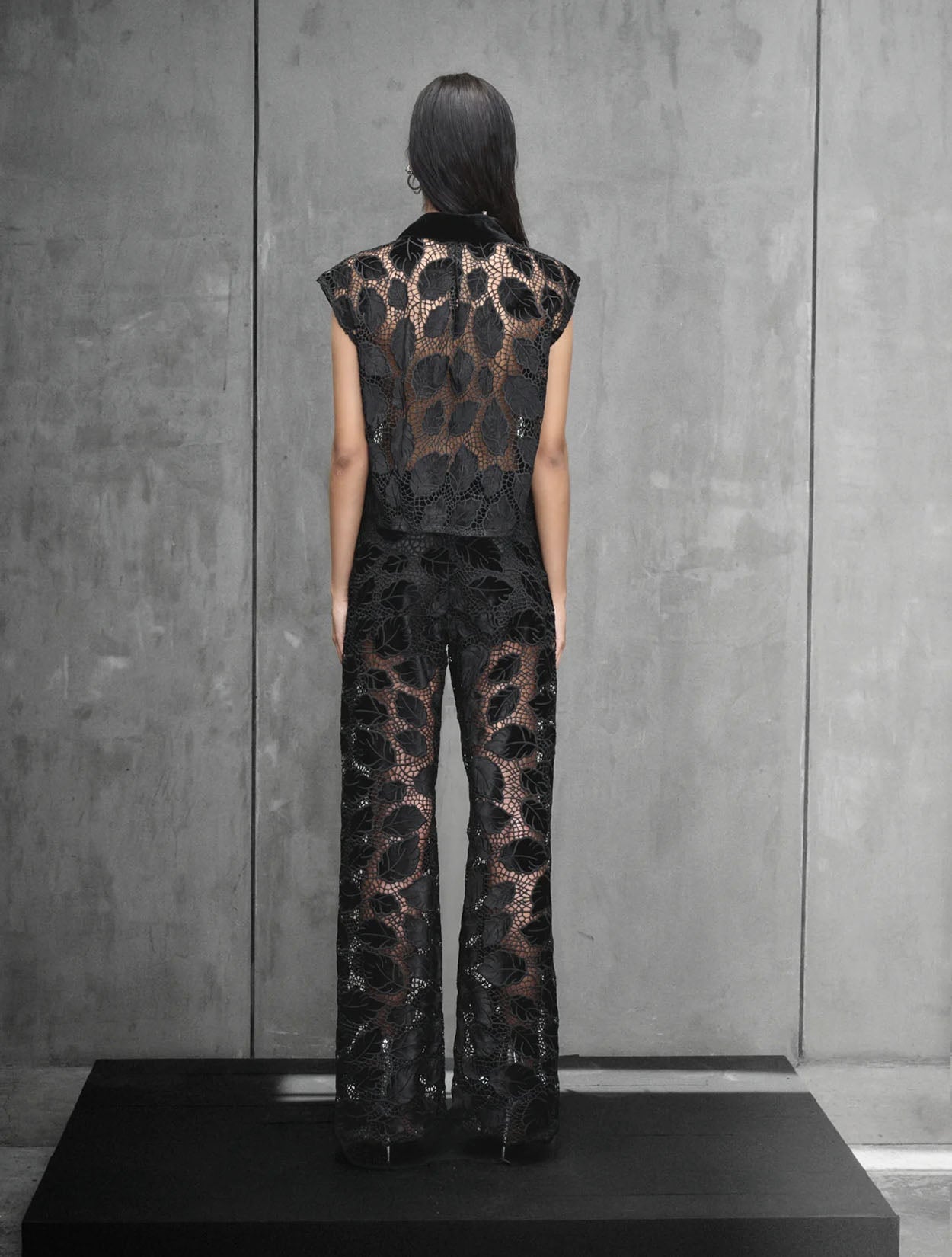 Pantalón Disco Glint de Nord & Sud en encaje floral negro con transparencias, talle alto y pierna ancha – Moda colombiana de lujo | Casa Precis, Concept Store. Segundo plano.