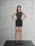 Falda Chic Pulse de Nord & Sud en color negro con detalle de pliegues laterales y diseño arquitectónico – Moda colombiana de vanguardia | Casa Precis, Concept Store. Primer plano.