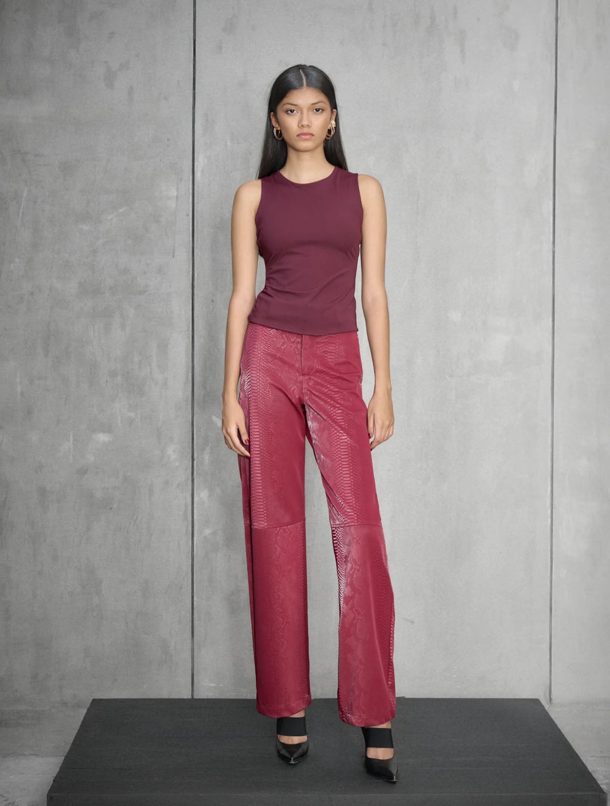 Top Chic Pulse de Nord & Sud en color borgoña con diseño asimétrico y detalle de pliegues estructurales para mujer – Moda colombiana de lujo | Casa Precis, Concept Store. Primer plano.