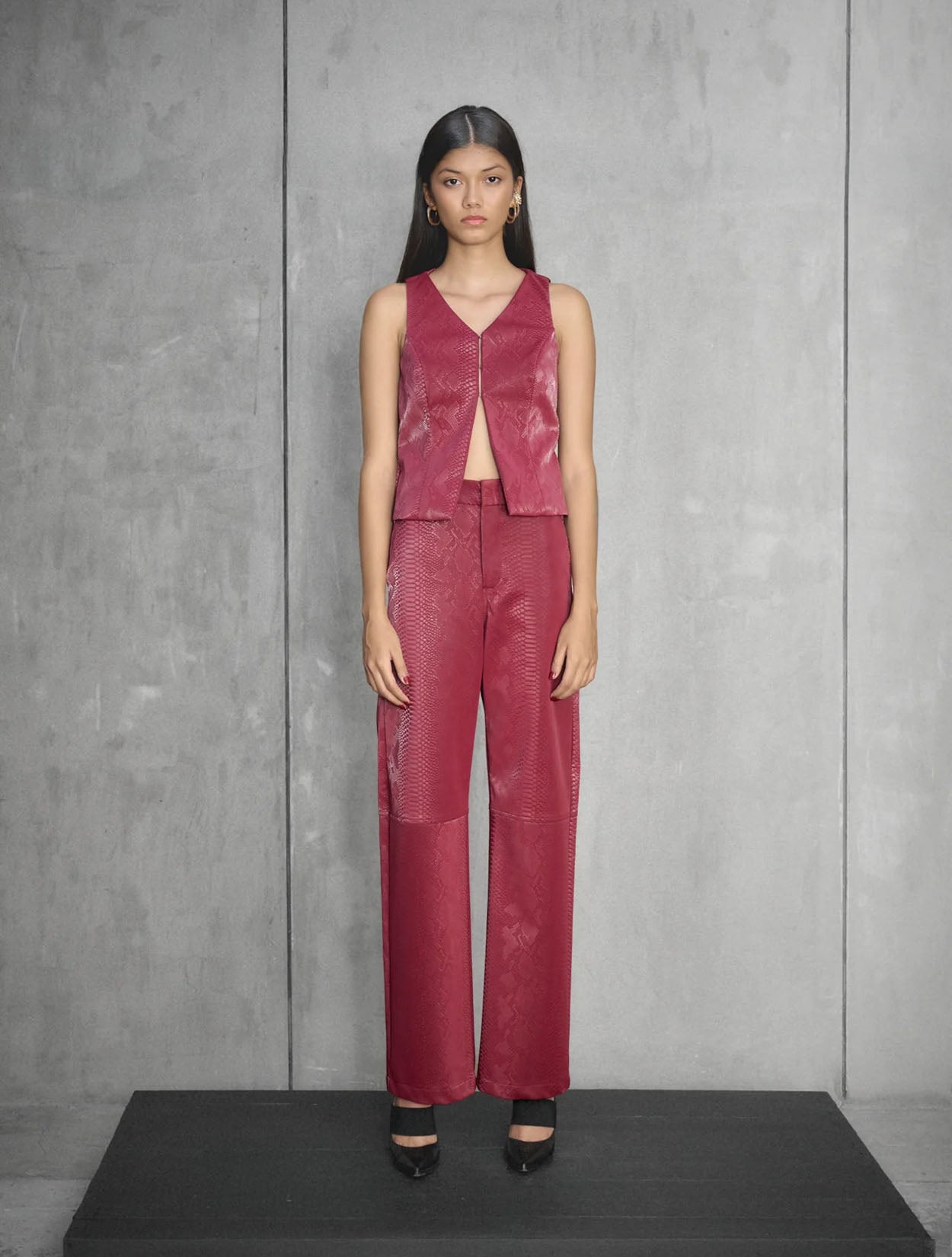 Top Mistic Lush de Nord & Sud con diseño asimétrico y caída fluida para mujer – Moda colombiana de lujo | Casa Precis, Concept Store. Primer plano.