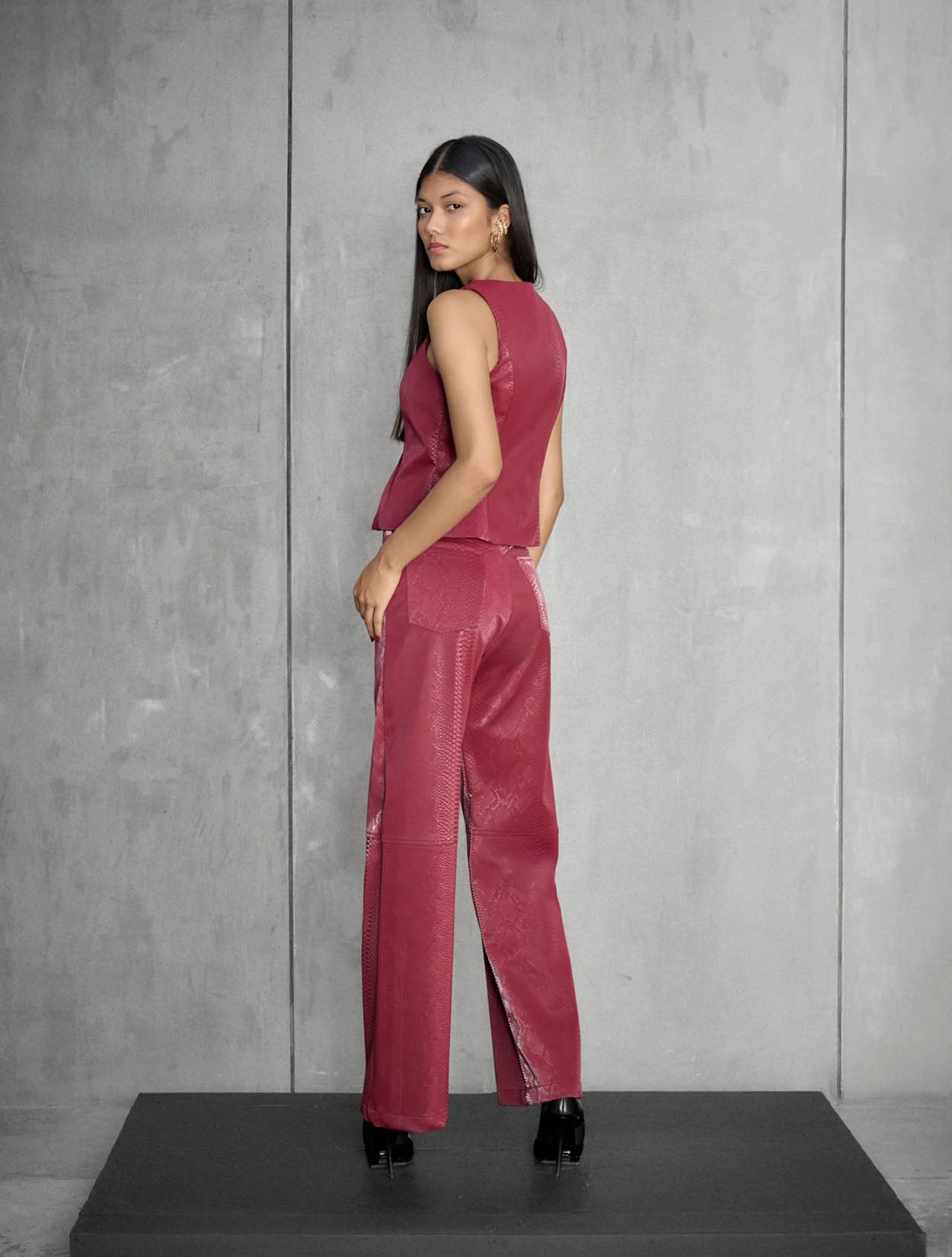 Top Mistic Lush de Nord & Sud con diseño asimétrico y caída fluida para mujer – Moda colombiana de lujo | Casa Precis, Concept Store. Segundo plano.