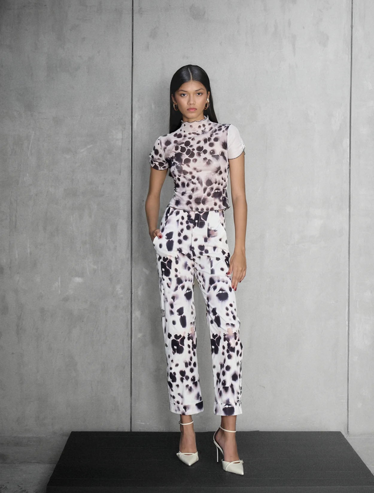 Top Noir Glint de Nord & Sud con estampado en tonos neutros y diseño ajustado de cuello redondo – Moda colombiana contemporánea | Casa Precis, Concept Store. Primer plano.