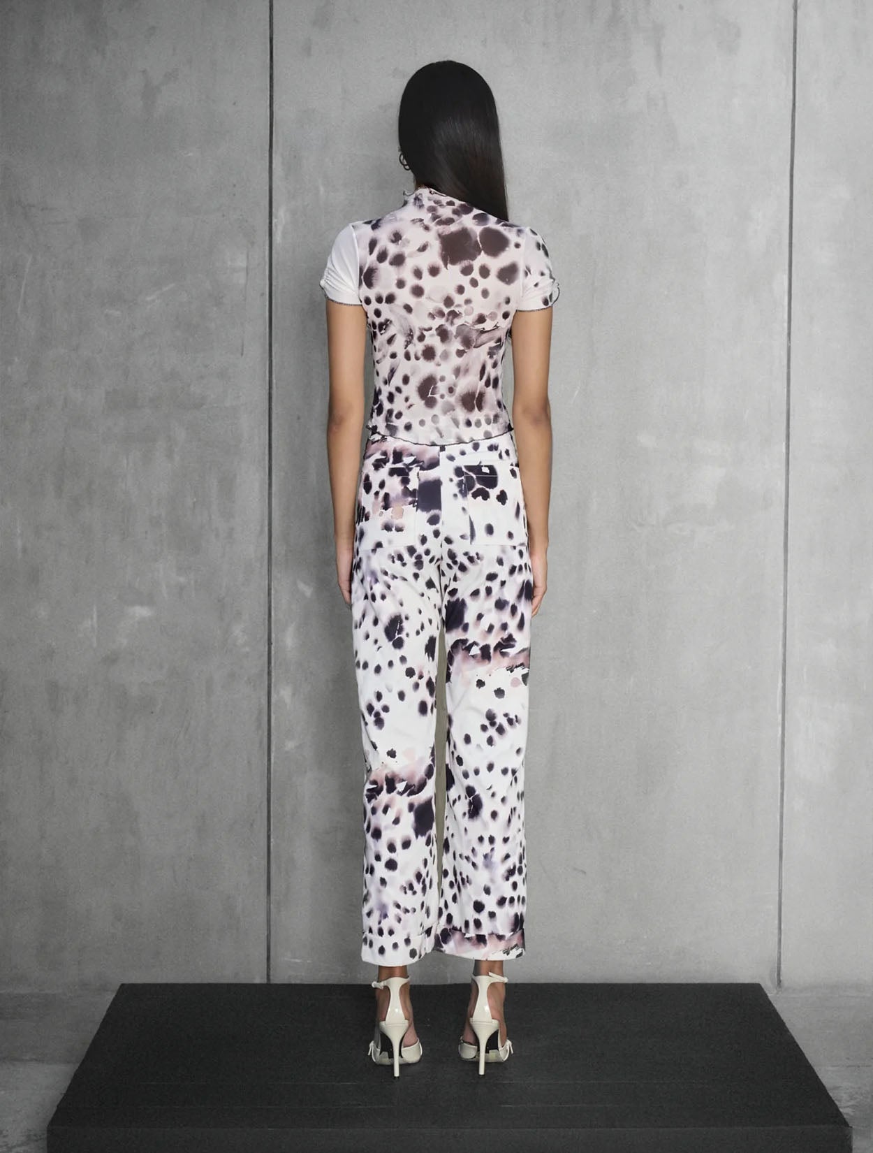 Top Noir Glint de Nord & Sud con estampado en tonos neutros y diseño ajustado de cuello redondo – Moda colombiana contemporánea | Casa Precis, Concept Store. Tercer plano.