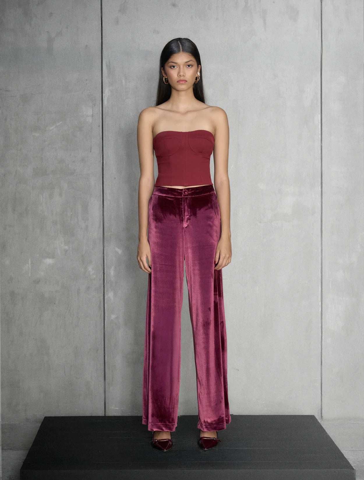 Top Rebe Glow de Nord & Sud con acabado satinado y silueta estructurada para mujer – Moda colombiana de lujo | Casa Precis, Concept Store. Primer plano.