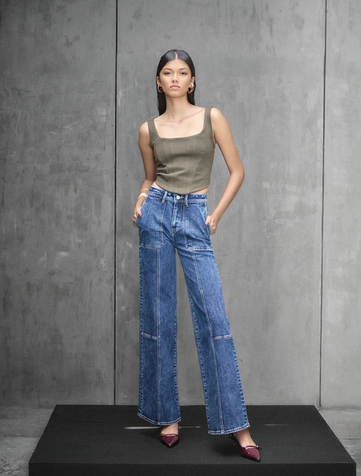 Top Urban Luxe de Nord & Sud estilo corset con escote cuadrado en color verde oliva  – Moda colombiana estructurada | Casa Precis, Concept Store. Primer plano.