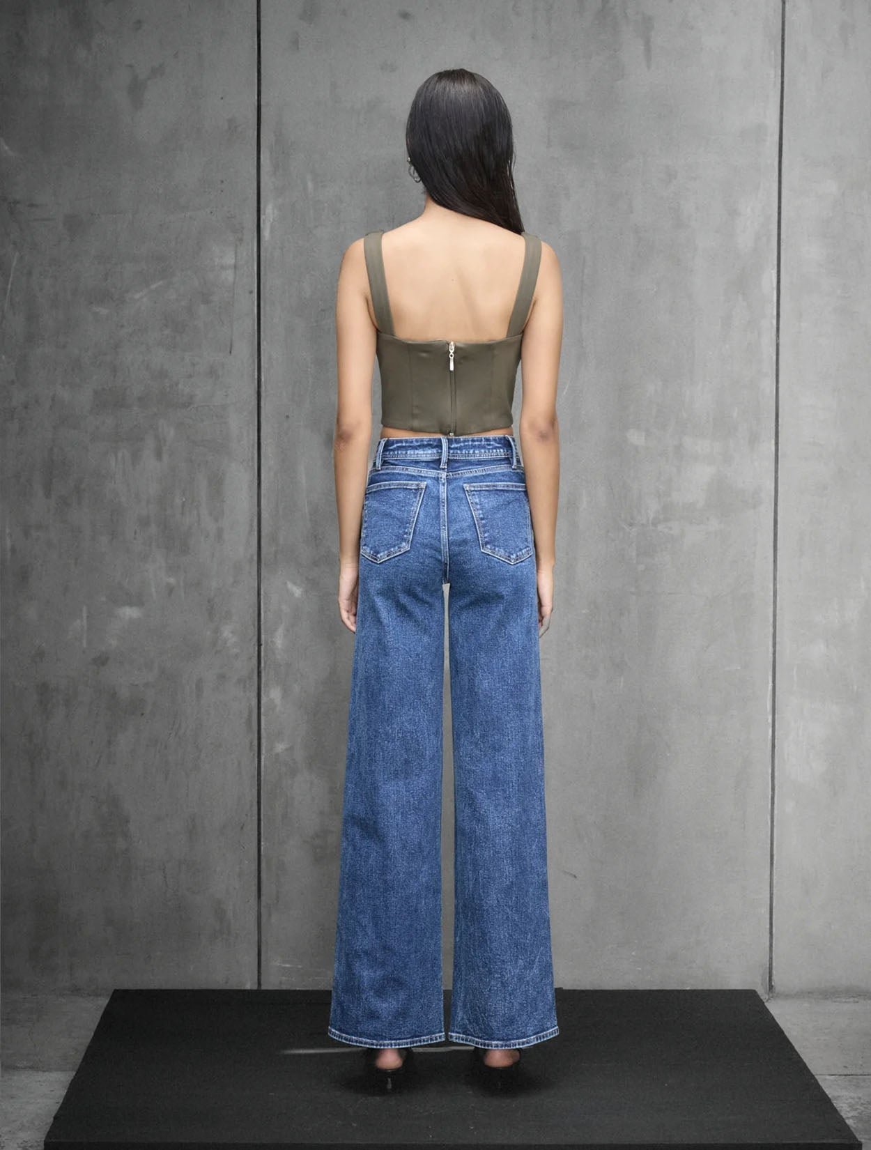 Top Urban Luxe de Nord & Sud estilo corset con escote cuadrado en color verde oliva  – Moda colombiana estructurada | Casa Precis, Concept Store. Segundo plano.