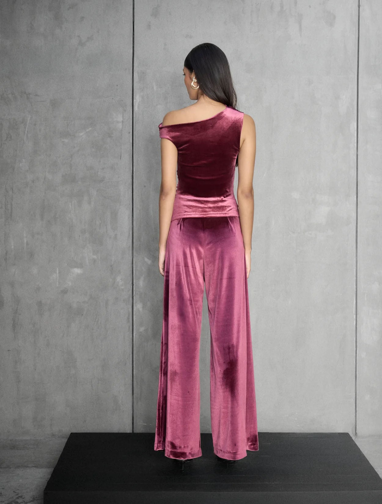 Pantalón Velvet Pulse de Nord & Sud en terciopelo negro con bota amplia y talle alto para mujer – Moda colombiana de gala | Casa Precis, Concept Store. Segundo plano.