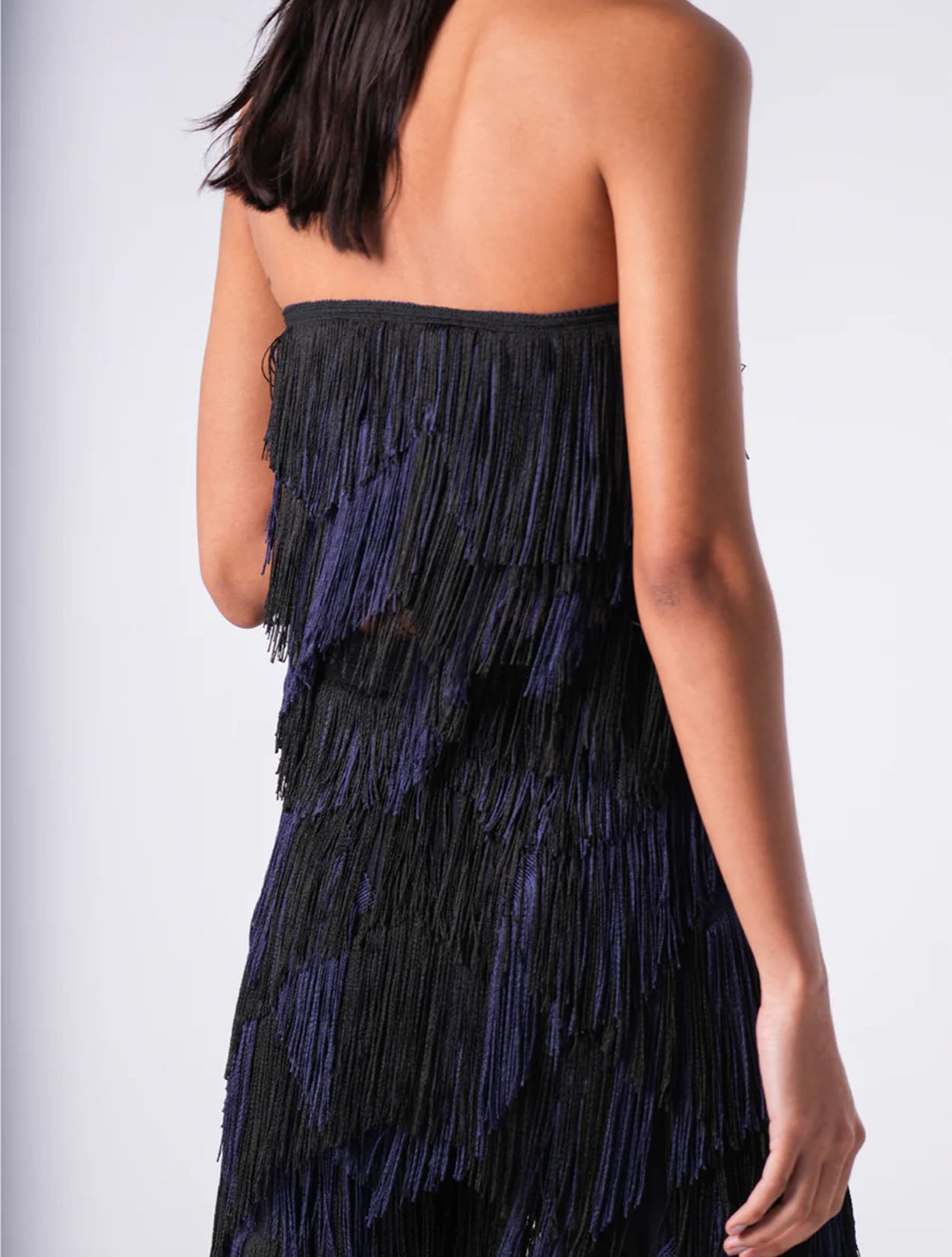 Top Abyss de Bless con diseño asimétrico y silueta estructurada en color sólido para mujer – Moda colombiana de vanguardia | Casa Precis, Concept Store