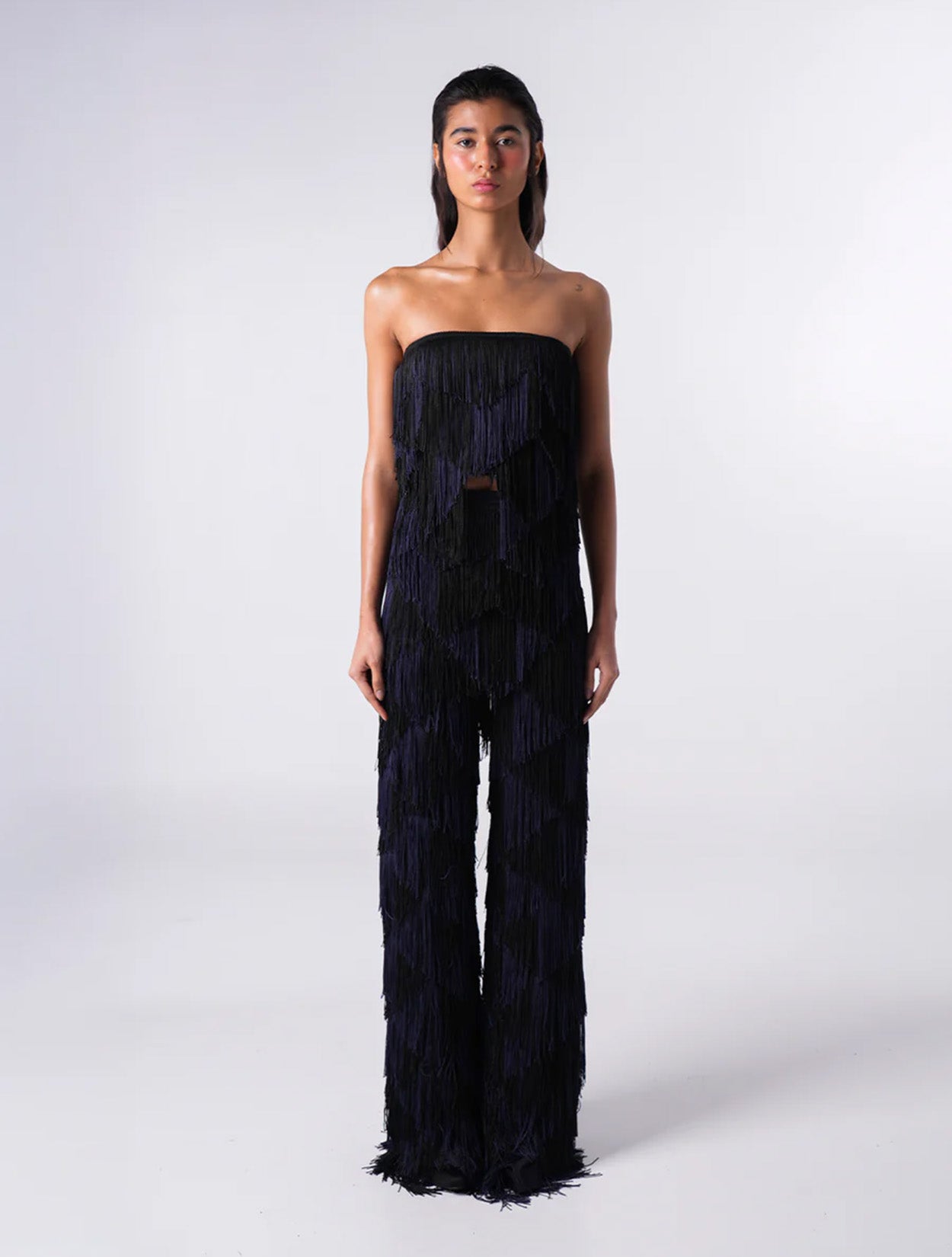 Top Abyss de Bless con diseño asimétrico y silueta estructurada en color sólido para mujer – Moda colombiana de vanguardia | Casa Precis, Concept Store