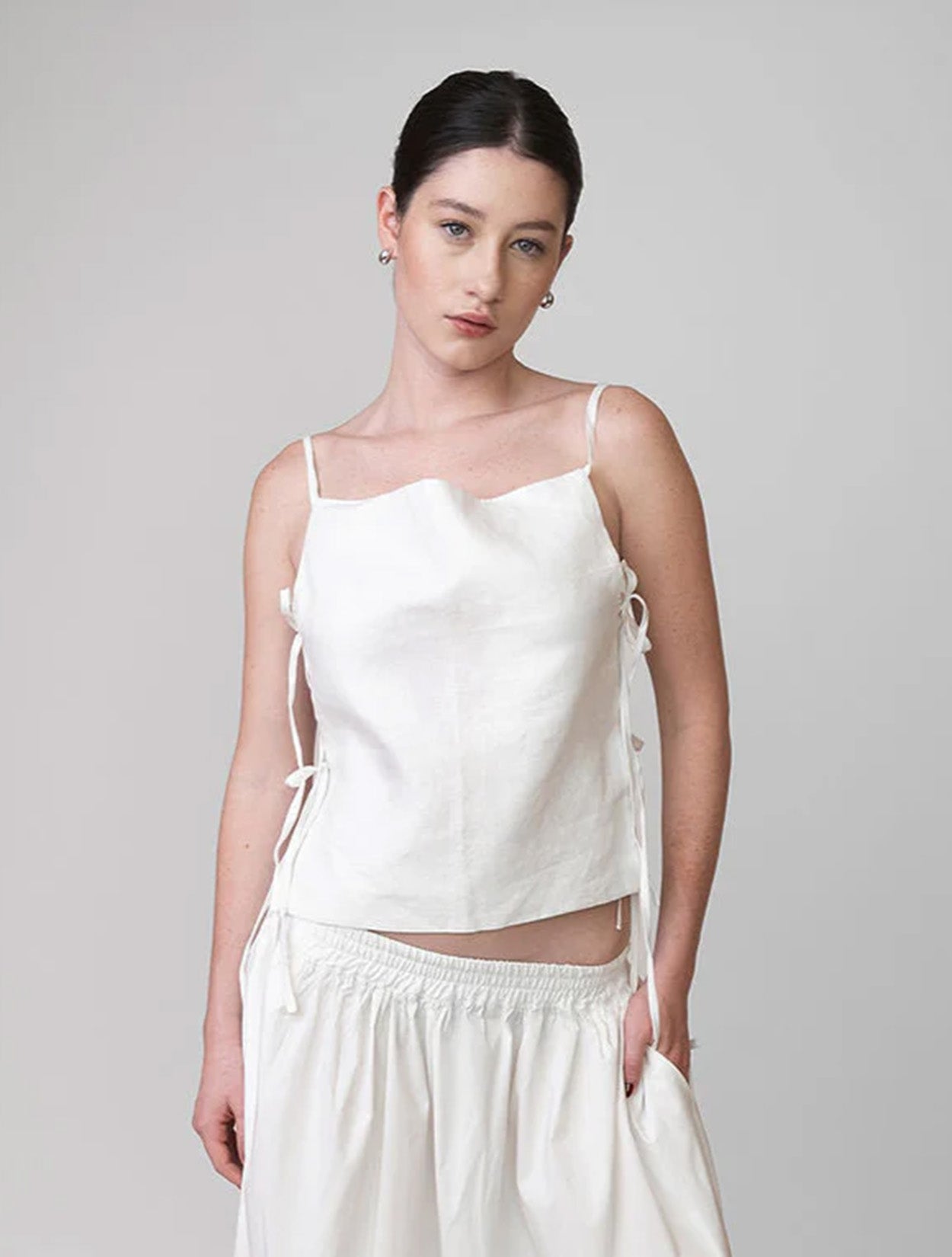 Top Raquel de Accamuu con diseño estructurado y escote cuadrado en lino premium para mujer – Moda colombiana de lujo | Casa Precis, Concept Store. Primer plano.