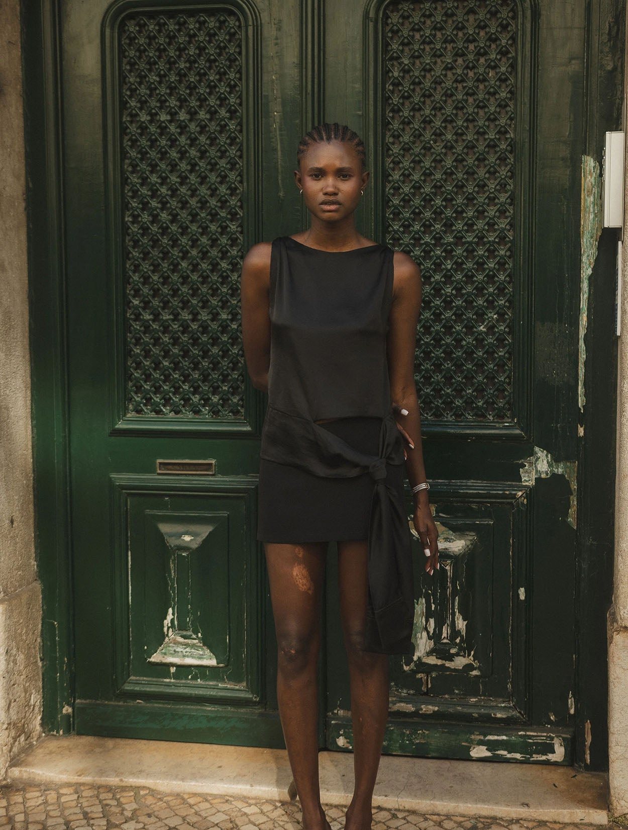 Eve Top Manga de Camisa de Accamuu en color negro con diseño asimétrico y detalle de nudo lateral para mujer – Moda colombiana de lujo | Casa Precis, Concept Store