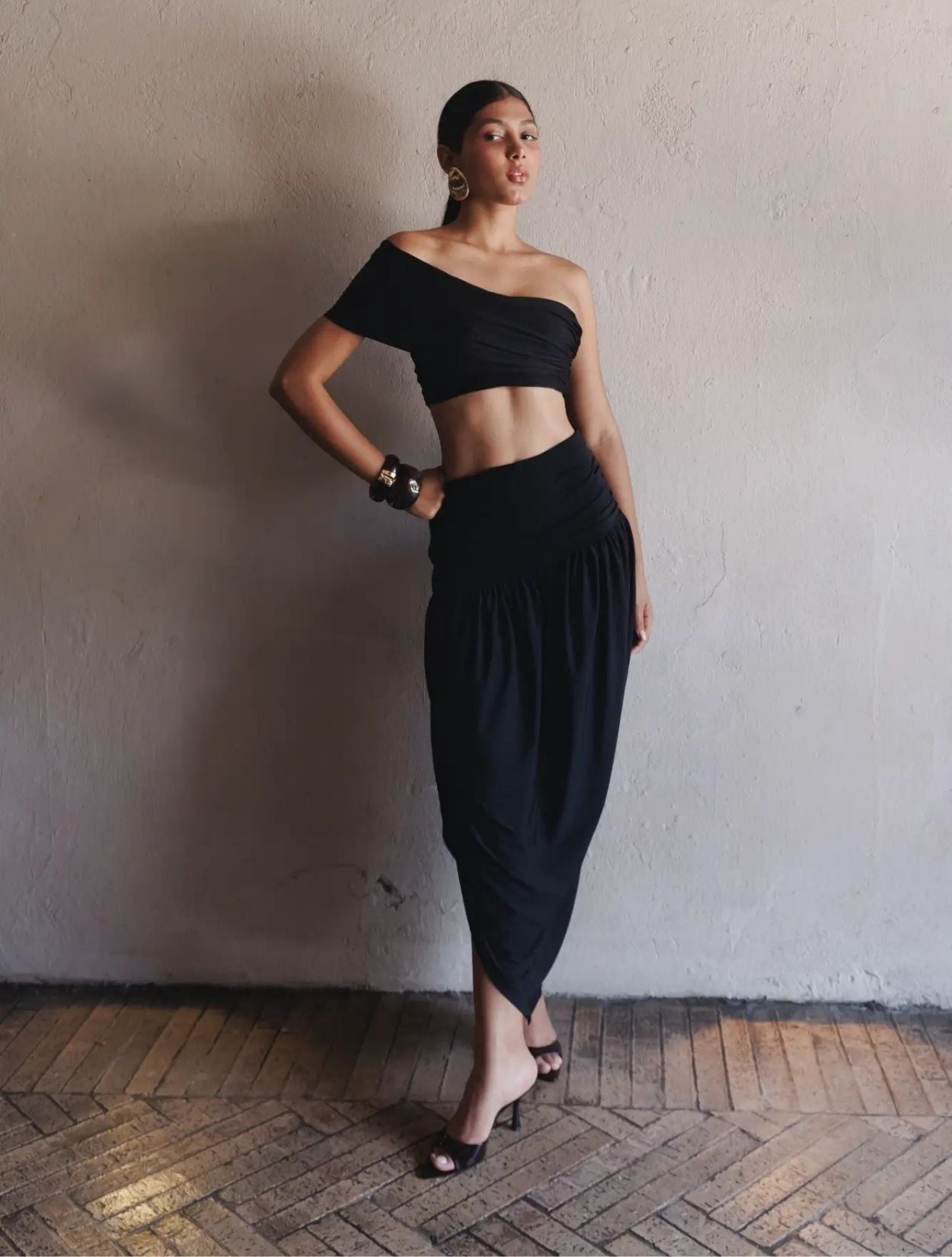 Top Gracia de Santo Azul en color negro con diseño estructural y silueta minimalista para mujer – Moda colombiana de lujo contemporáneo | Casa Precis, Concept Store