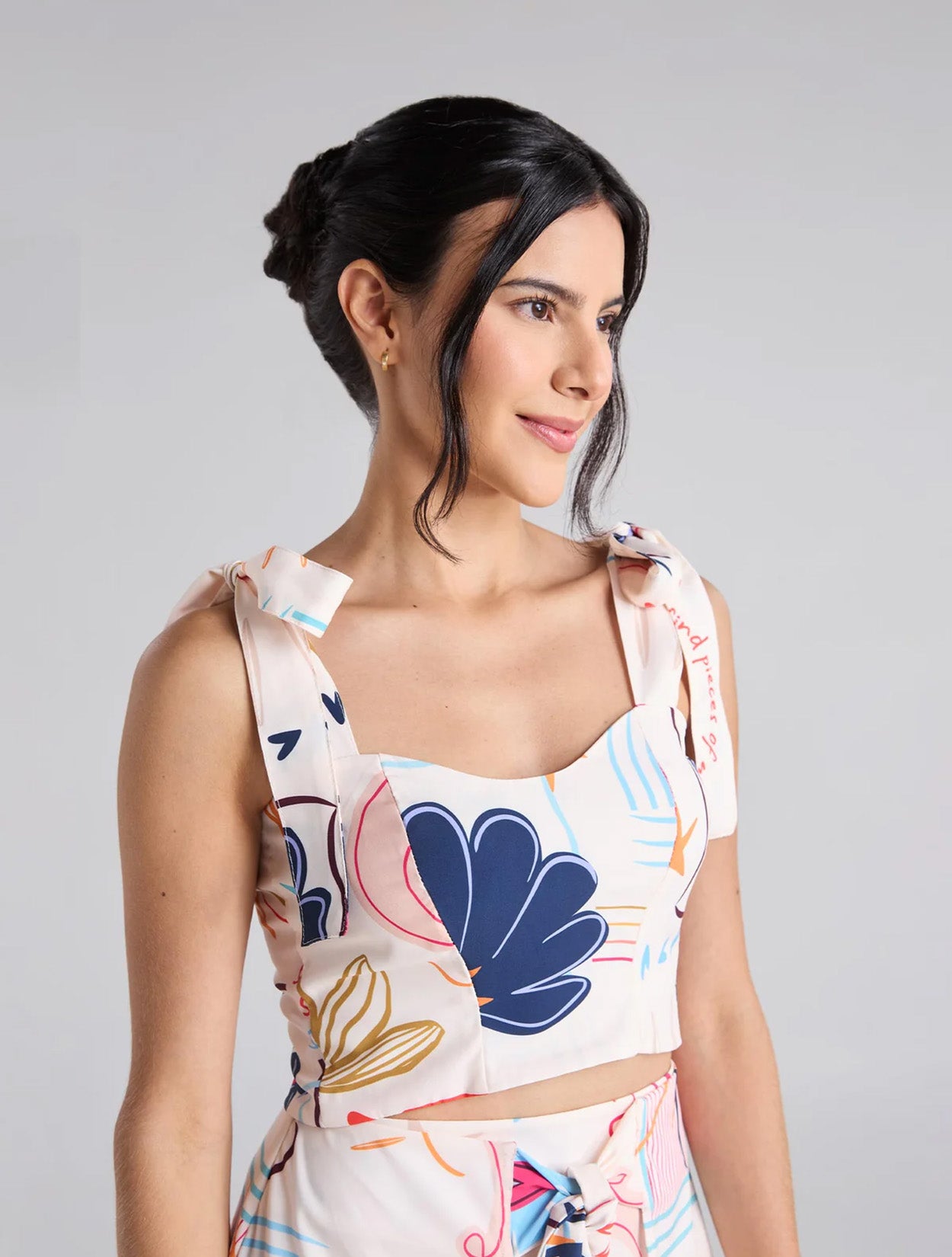 Top corto en dril color marfil con bordado Happy Life para mujer – Juliana Sanchez | Casa Precis, Concept Store. Primer plano.