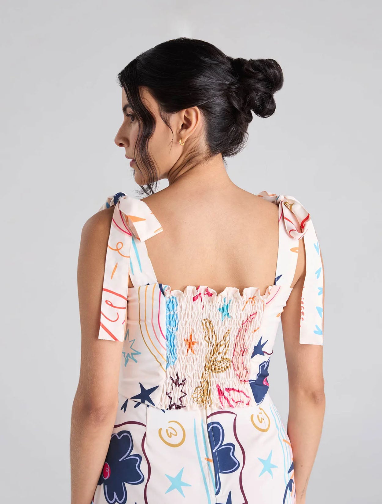 Top corto en dril color marfil con bordado Happy Life para mujer – Juliana Sanchez | Casa Precis, Concept Store. Tercer plano.