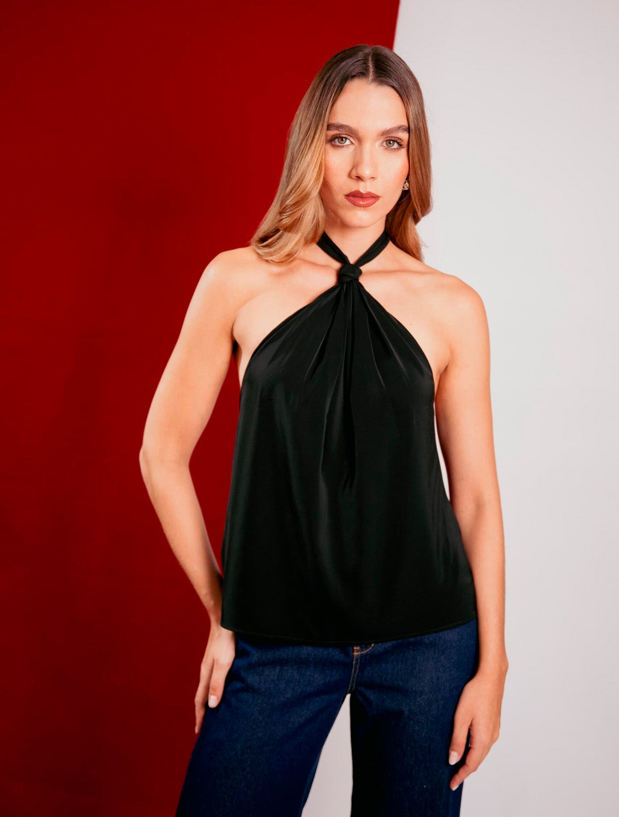 Top Knot de Fredda con diseño cruzado y nudo frontal en algodón para mujer – Moda colombiana de lujo | Casa Precis, Concept Store. Primer plano.
