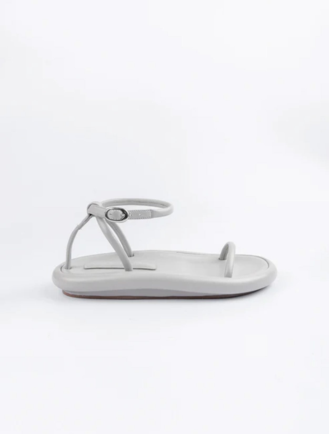 Sandalia Tracia de Javier Jiménez en cuero negro con diseño de tiras entrelazadas y hebilla – Calzado colombiano de lujo | Casa Precis, Concept Store