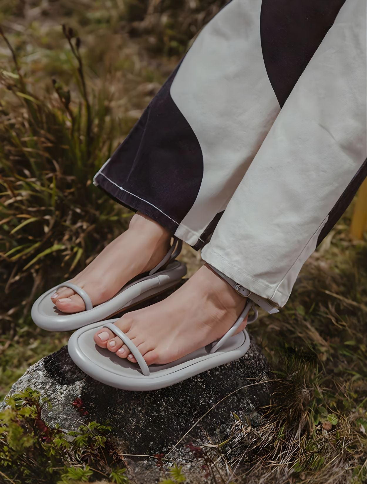 Sandalia Tracia de Javier Jiménez en cuero negro con diseño de tiras entrelazadas y hebilla – Calzado colombiano de lujo | Casa Precis, Concept Store