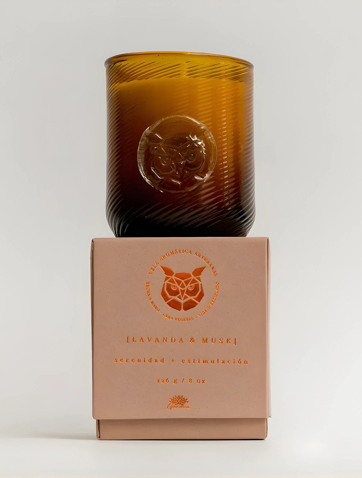 Vela artesanal aromática Lavanda Musk de la marca colombiana Gandha. Objeto original de lujo colombiano y esencia de marcas colombianas para el hogar, disponible en nuestra concept store de bienestar.