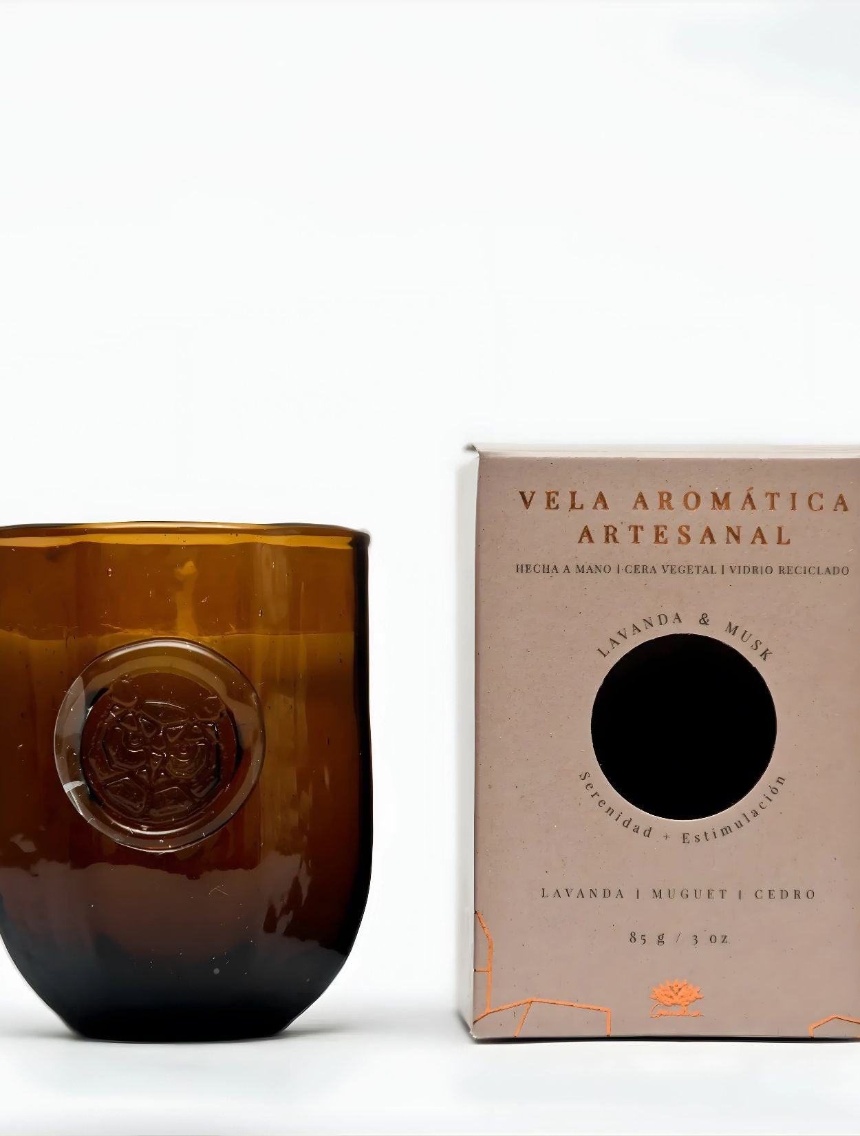 Vela artesanal aromática Lavanda & Musk de 85gr de la marca colombiana Gandha. Objeto original de lujo colombiano y esencia de marcas colombianas para el hogar, disponible en nuestra concept store de bienestar.