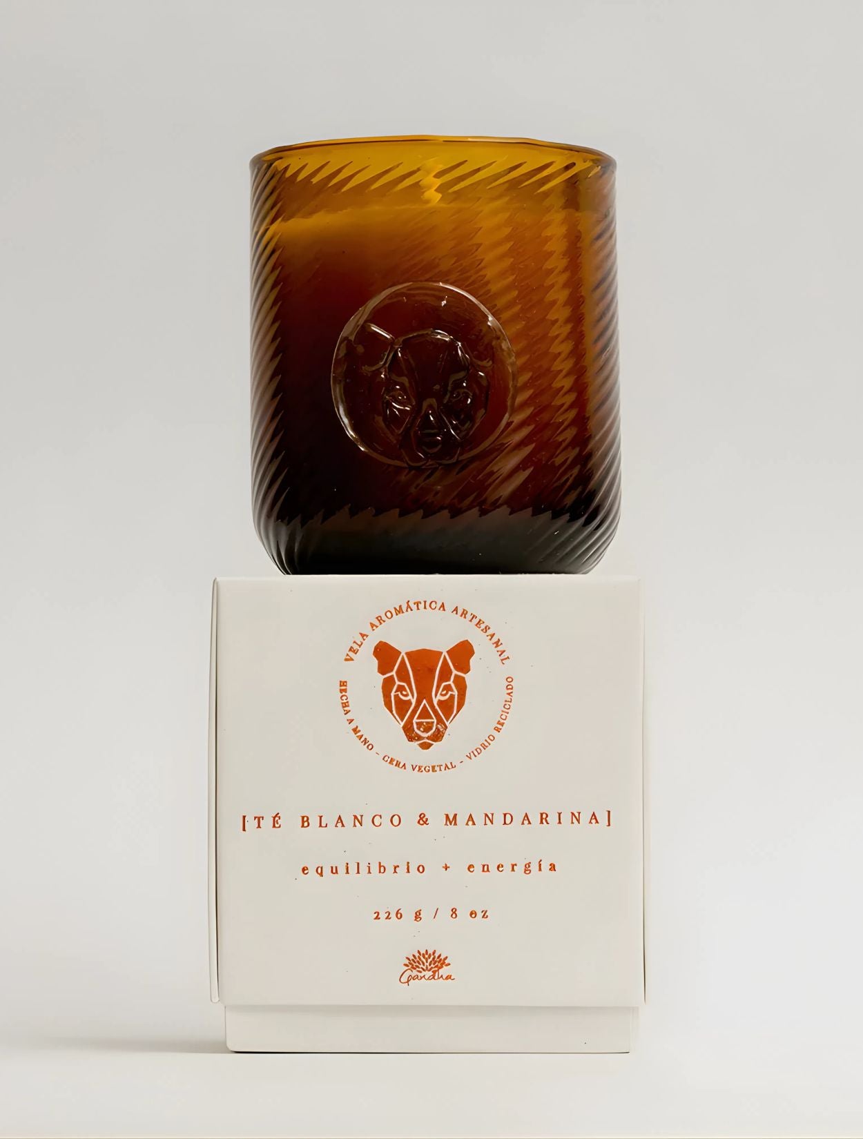 Vela artesanal aromática Té Blanco & Mandarina de la marca colombiana Gandha. Objeto original de lujo colombiano y esencia de marcas colombianas para el hogar, disponible en nuestra concept store de bienestar.