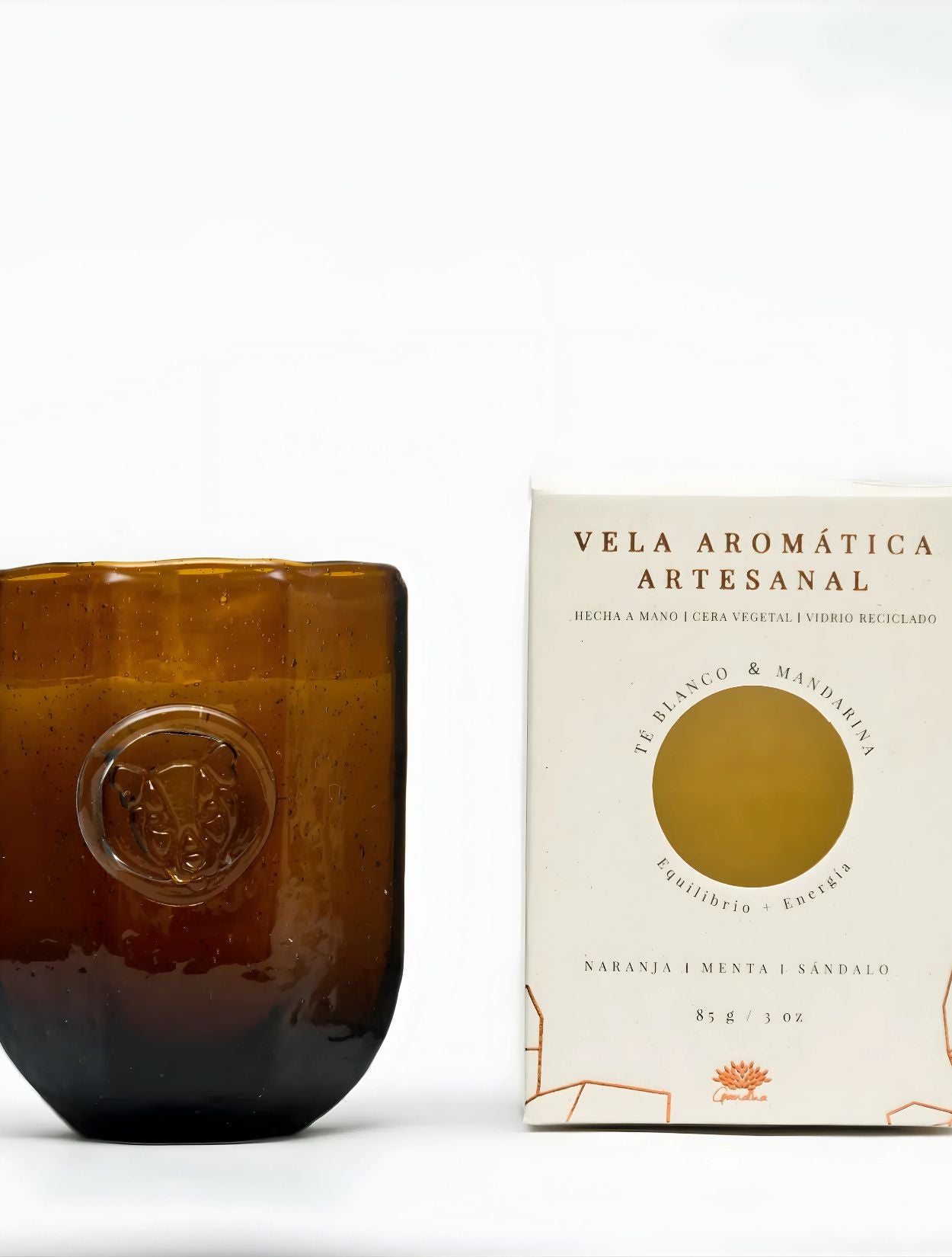 Vela artesanal aromática Té Blanco & Mandarina de 85gr de la marca colombiana Gandha. Objeto original de lujo colombiano y esencia de marcas colombianas para el hogar, disponible en nuestra concept store de bienestar.
