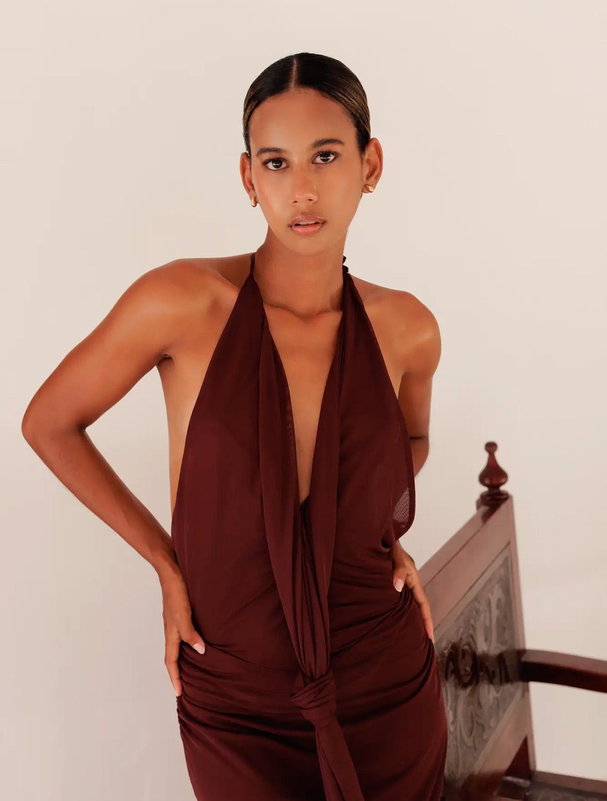 Vestido Aisha de Santo Azul en color borgoña con silueta fluida y diseño de autor para mujer – Moda colombiana de lujo para eventos | Casa Precis, Concept Store