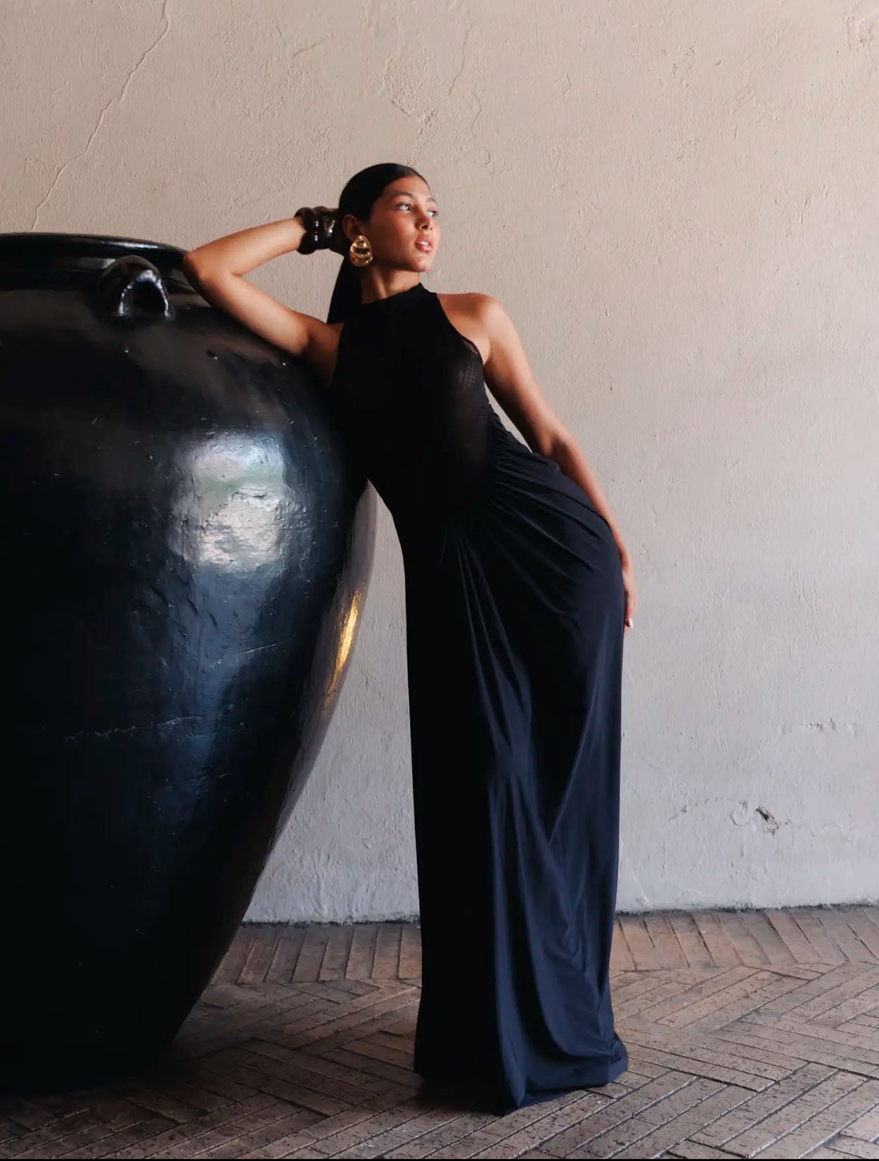 Vestido Alessea de Santo Azul en color negro corto con silueta estructurada para mujer – Moda colombiana de lujo minimalista | Casa Precis, Concept Store