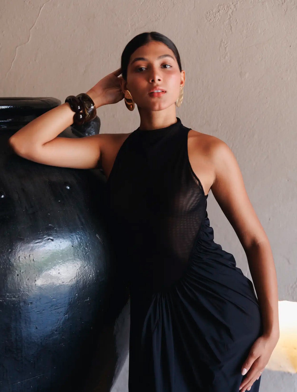 Vestido Alessea de Santo Azul en color negro corto con silueta estructurada para mujer – Moda colombiana de lujo minimalista | Casa Precis, Concept Store