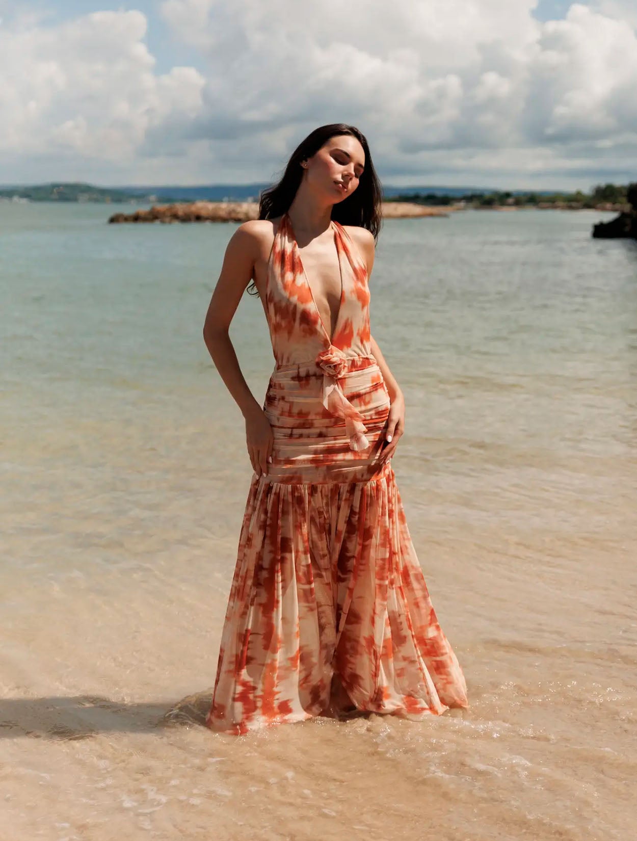 Vestido Canela de Santo Azul en color arequipe con silueta midi y caída fluida para mujer – Moda colombiana de lujo resort | Casa Precis, Concept Store
