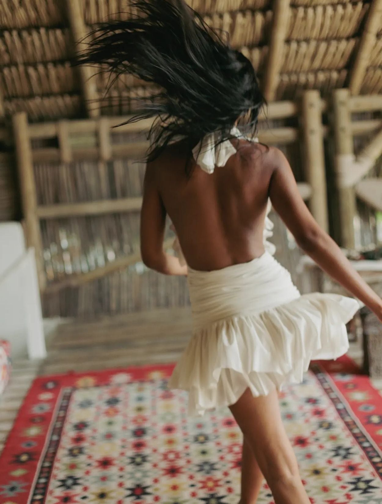 Vestido Chai Mini de Santo Azul en color Ivory corto con silueta fluida para mujer – Moda colombiana de lujo resort | Casa Precis, Concept Store