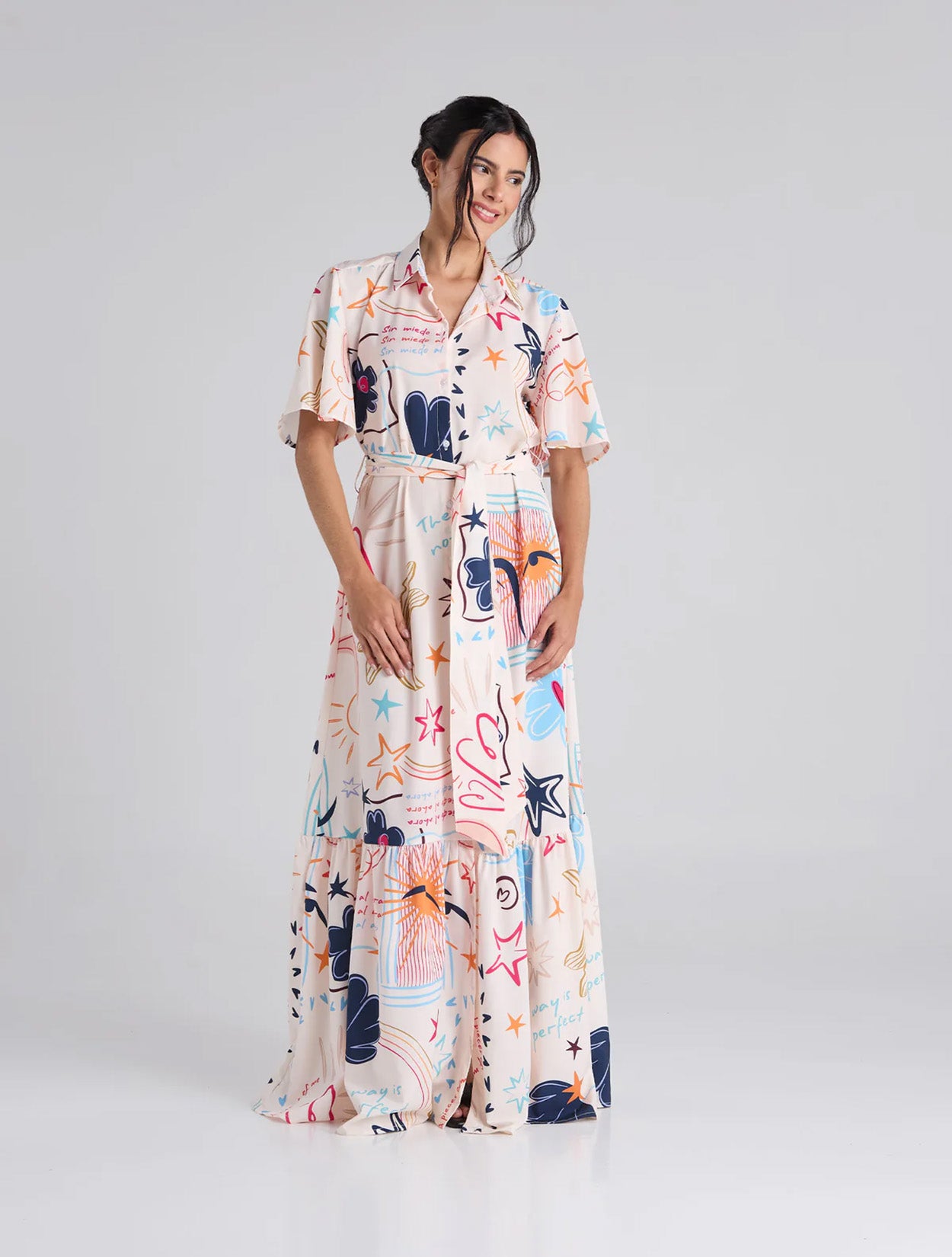 Vestido corto en dril color marfil con bordado Happy Life para mujer – Juliana Sanchez | Casa Precis, Concept Store. Primer plano.