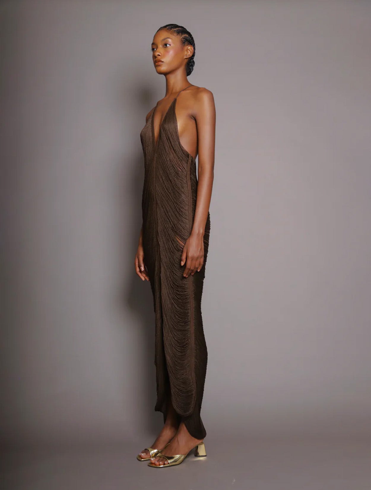 Vestido Zarina de Bless con cuello halter y espalda descubierta en tela satinada para mujer – Moda colombiana de lujo para eventos | Casa Precis, Concept Store