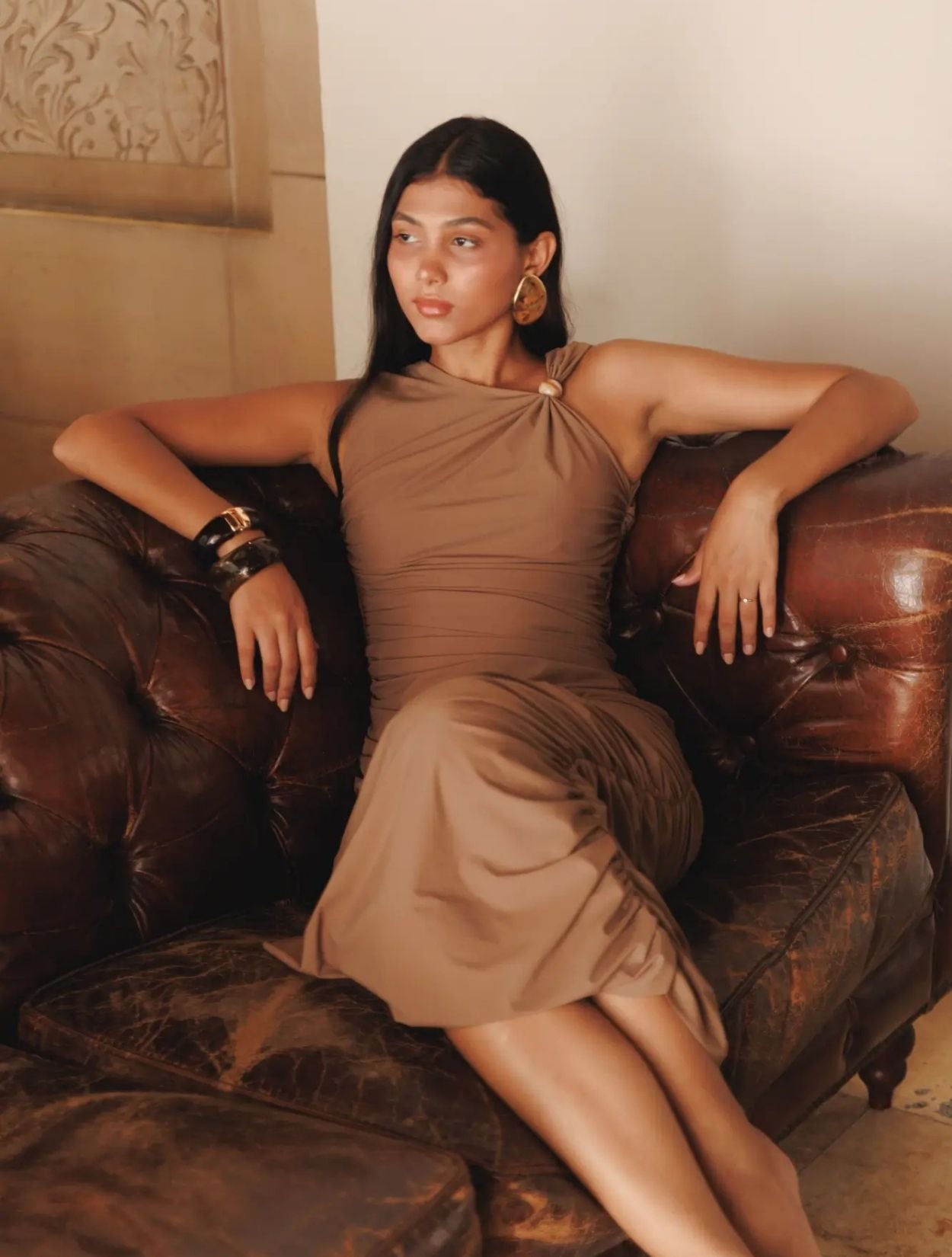 Vestido Eterna de Santo Azul en color camel largo con silueta fluida y diseño minimalista para mujer – Moda colombiana de lujo atemporal | Casa Precis, Concept Store