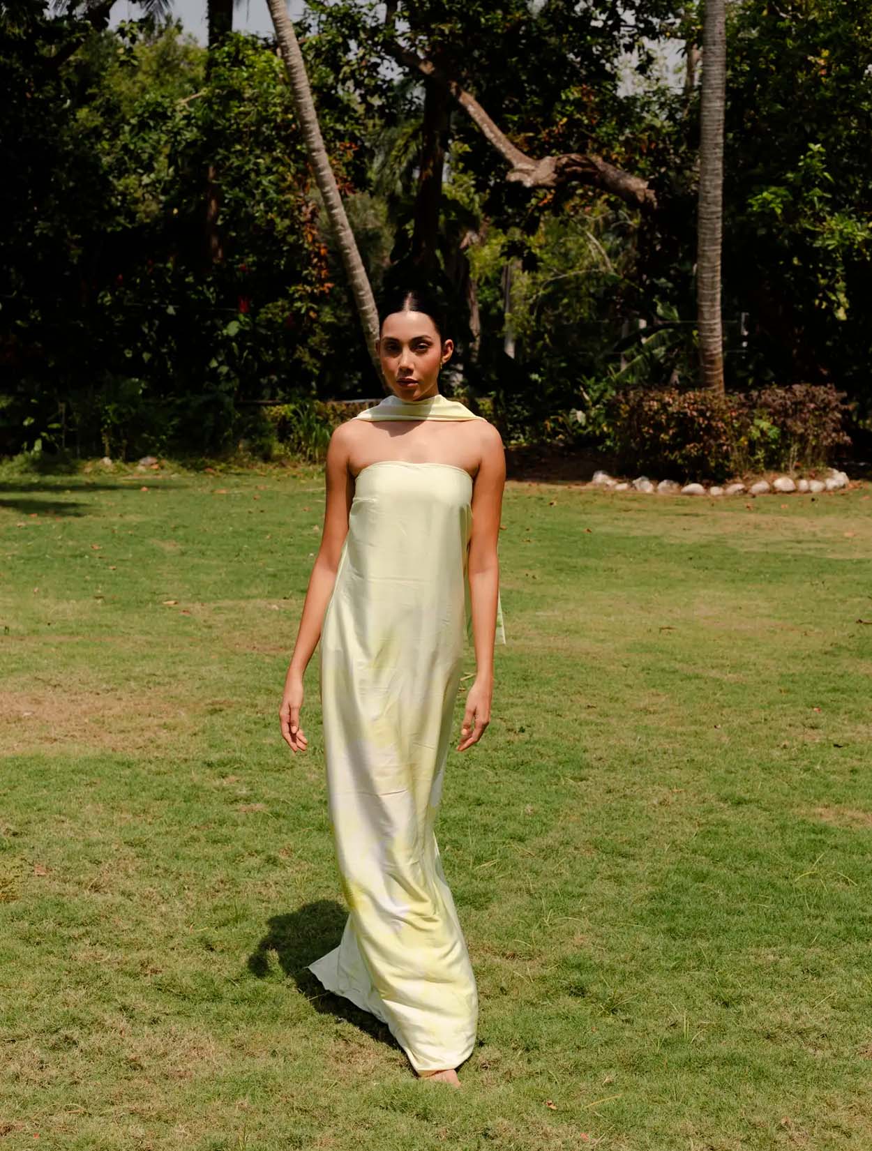 Vestido Flor de Mayo de Santo Azul con estampado floral Stamped Butter y silueta fluida para mujer – Moda colombiana de lujo resort | Casa Precis, Concept Store